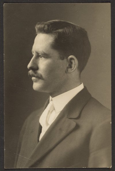 [Mies valkoisen solmion kanssa] tekijältä Louis Fleckenstein