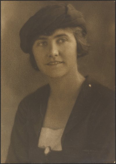 [Muotokuva naisesta, jolla on kameo-neula] tekijältä Louis Fleckenstein