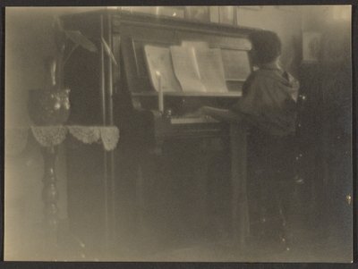 [Nainen soittaa pianoa] tekijältä Louis Fleckenstein