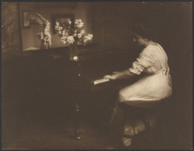 [Pianoa soittava nainen] tekijältä Louis Fleckenstein