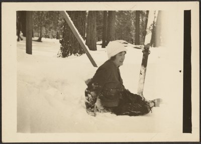 [Nainen istuu lumessa] tekijältä Louis Fleckenstein