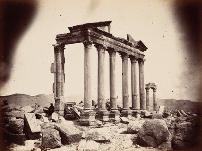Mausoleumi pylväskäytävän länsipäässä, Palmyra ,1864 (kuva) tekijältä Louis Vignes
