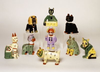 Ryhmä tyylitellyiksi eläimiksi muotoiltuja posliinimaljakoita, 1900-luku (posliini, emali) tekijältä Louis Wain