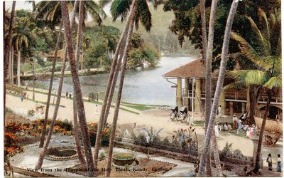 Näkymä Pyhän hampaan temppelistä, Kandy, Ceylon, noin 1900-20 (käsivärillinen valokuva). tekijältä Ltd. Ceylon Plâté