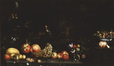 Asetelma hedelmillä, kukilla, haukalla ja kultavarpulla, 1620-30 tekijältä Luca Forte