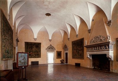 Herttuapalatsin salonki toteutettiin herttua Federico da Montefeltron (Frederic de Montefeltre, Urbinon herttua (Urbino) alaisuudessa) suunnitellut arkkitehti Luciano Laurana (1420-1479) ja valmistunut Francesco di Giorgio Martinin toimesta. 1400-luvun Urb tekijältä Luciano Laurana