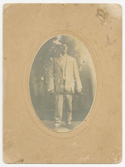 Valokuva miehestä, n. 1910. tekijältä Lucius Harper