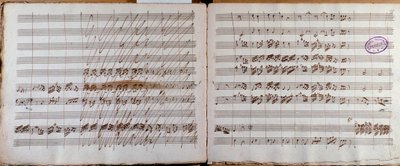 Kaksoissivu, jonka on allekirjoittanut Luigi Boccherinin konserton sellolle ja orkesterille E-sviitti partituurin kirjoittaja tekijältä Luigi Boccherini