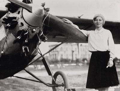 Neiti Fumagalli ensimmäinen italialainen nainen, joka sai lentäjän lentokoneen, kuvattuna Littorion lentokentällä (Rooma Urbe). tekijältä Luigi Leoni