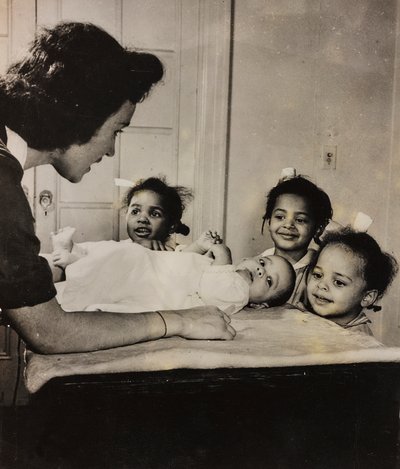Sairaanhoitaja Henry Street auttaa kolmea afroamerikkalaista tyttöä Harlemissa, New Yorkissa tekijältä Luigi Leoni