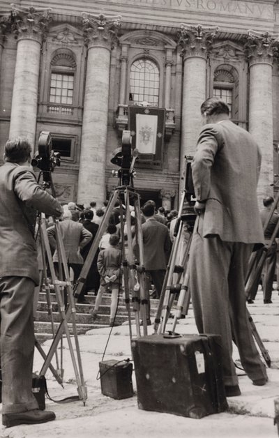 Valokuvaajat Pietarinaukiolla Roomassa tekijältä Luigi Leoni