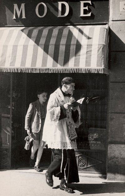 Pappi pääsiäisen siunauksen aikana tekijältä Luigi Leoni