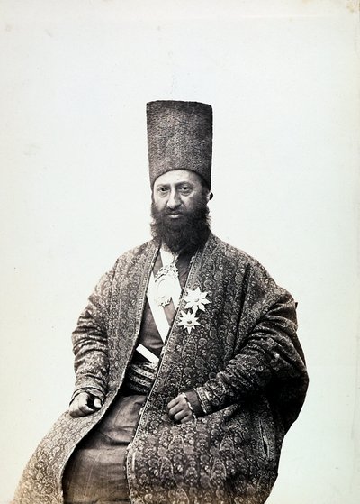 Perinteisiin vaatteisiin pukeutunut mies. Iran tekijältä Luigi Montabone