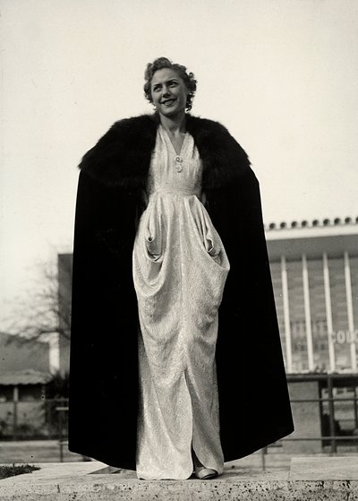 Malli iltapuvussa, joka on Graldi-couture-talon luomus. Vaatetta täydentää turkisverhoiltu viitta. (s/w-kuva) tekijältä Luis Bogino