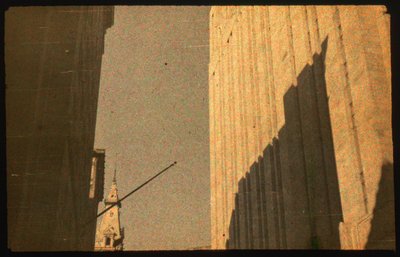Värivalokuva kaupunkirakennuksista Autochrome LumiÃ¨re -kameralla ja 35mm kameralla ennen... tekijältä Luis Marden