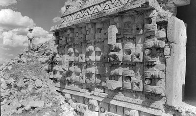 Reliefikaiverrus mayojen monumentaalisessa rauniossa, Jukatanin niemimaa. 1936 tekijältä Luis Marden