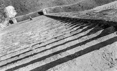 Portaat nousevat mayojen monumentaaliselle rauniolle, Chichen Itzan pyramidille. 1936 tekijältä Luis Marden