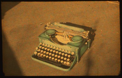 Still life värivalokuva kirjoituskoneesta otettu Autochrome LumiÃ¨re ja 35mm... tekijältä Luis Marden