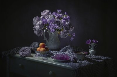 Tunnelmallinen violetti kukka-asetelma tekijältä Lydia Jacobs