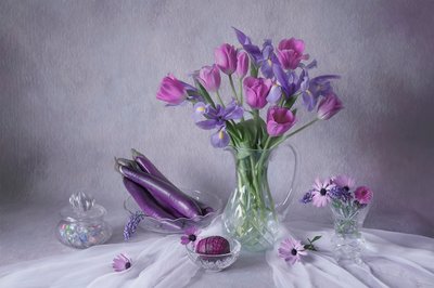 Violetti kukka-asetelma tekijältä Lydia Jacobs