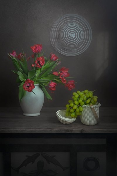 Punaisia tulppaaneja, vihreitä viinirypäleitä tekijältä Lydia Jacobs