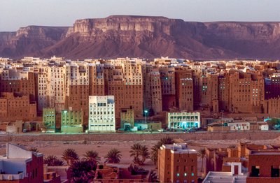 Suhteelliset pilvenpiirtäjät aavikolla Shibam Hadramawt eli Shibam, Etelä-Jemen,... tekijältä Lynn Abercrombie