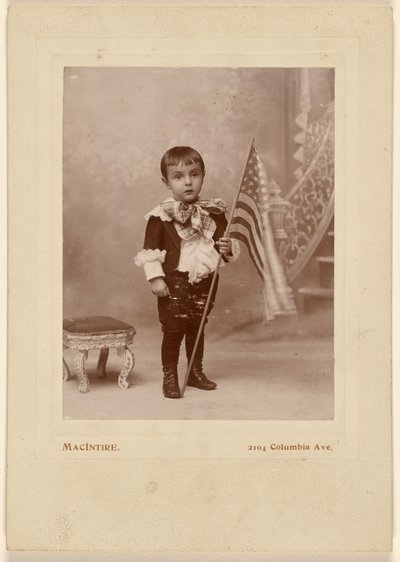 [Pikkupoika seisoo, pitelee Amerikan lippua] tekijältä MacIntire