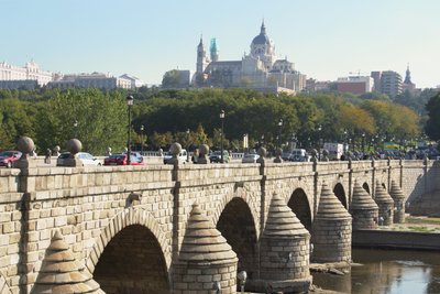 Puente de Segovia, alunperin Juan de Herreran (1530-97) rakentama ja uudelleen vuonna 1682 tekijältä Manuel and Jose del Olmo