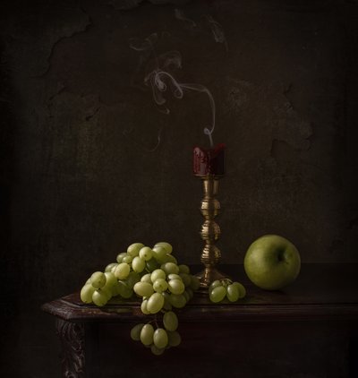 Moody Grapes ja kynttilä tekijältä Margareth Perfoncio