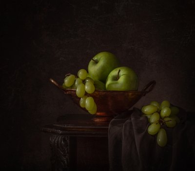 Moody-vihreä hedelmäkulho tekijältä Margareth Perfoncio