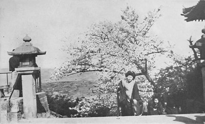 Temppelin portaiden huipulla, Biwa-järven yläpuolella, 1900, 1921 tekijältä Marguerite Leonard