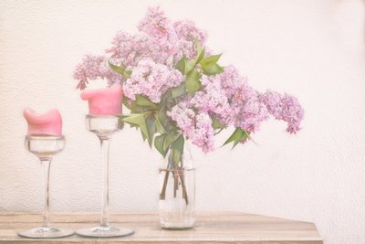Lila- ja vaaleanpunaiset kynttilät tekijältä Marie-anne Stas