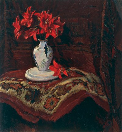 Matto ja maljakko punaisilla liljoilla, Mario Puccini (1869-1920), öljy kankaalle, 64x59 cm. tekijältä Mario Puccini