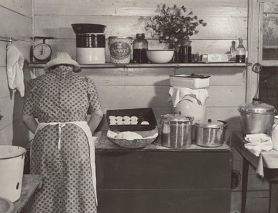 Yksi Wilkinsin perheen jäsenistä valmistaa keksejä illalliseksi maissinkorjuupäivänä rouva Fred Wilkinsin kotona lähellä Tallyhoa, Granvillen piirikunnassa. Pohjois-Carolina tekijältä Marion Post Wolcott