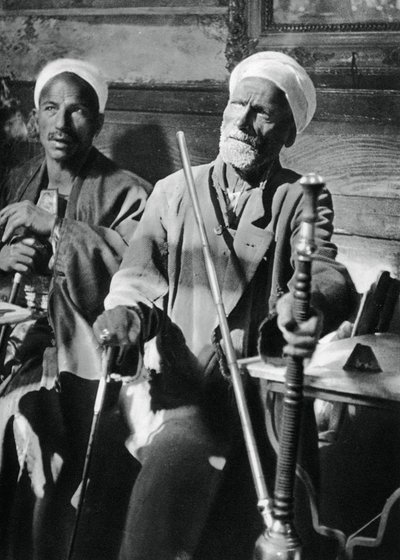Narghilehin tupakointi, Kairo, 1937 tekijältä Martin Hurlimann