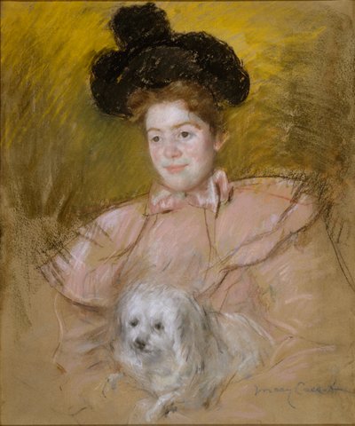 Nainen vadelmanvärisessä puvussa pitelemässä koiraa tekijältä Mary Cassatt