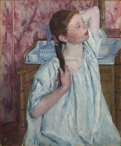 Tyttö järjestää hiuksiaan tekijältä Mary Stevenson Cassatt