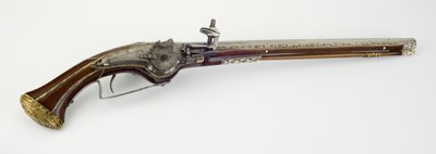 Yksi Wheel-Lock -kotelopistooleista, n. 1650 (teräs, käärmepuu, luu tai sarvi, kullattua messinkiä ja rautaa) tekijältä Master H. W.