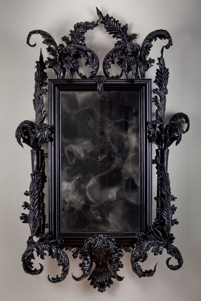East of Eden, 2013 (Musta Muranon lasi, valvontapeili, teräs, puu, lakka, LCD-näyttö ja kovalevy) tekijältä Mat Collishaw