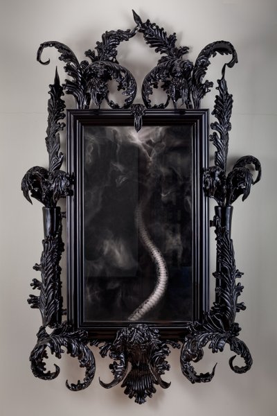 East of Eden, 2013 (Musta Muranon lasi, valvontapeili, teräs, puu, lakka, LCD-näyttö ja kovalevy) tekijältä Mat Collishaw