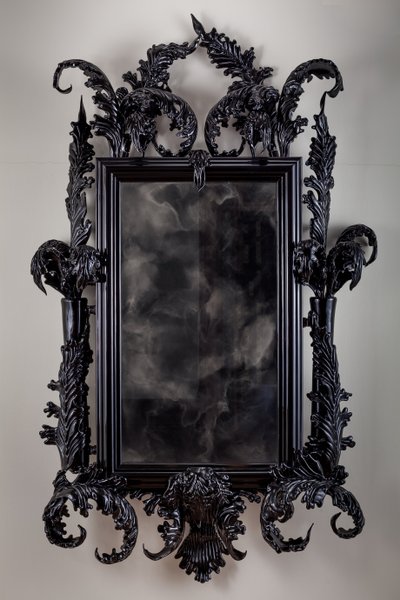 East of Eden, 2013 (Musta Muranon lasi, valvontapeili, teräs, puu, lakka, LCD-näyttö ja kovalevy) tekijältä Mat Collishaw