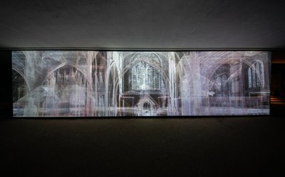 Echolocation, 2021 (3-kanavainen videoprojektio polypropeeniverkolle) tekijältä Mat Collishaw