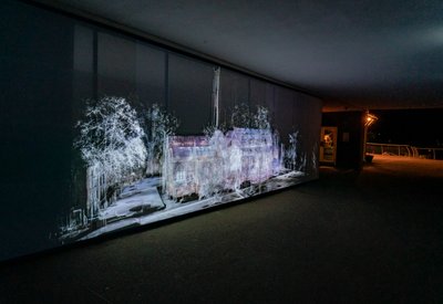 Echolocation, 2021 (3-kanavainen videoprojektio polypropeeniverkolle) tekijältä Mat Collishaw
