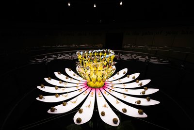Equinox, 2021 (akryyli, sähköpiiri, hydrauliikka, lakka, moottori, maali, kierrätyshartsi, teräs) tekijältä Mat Collishaw