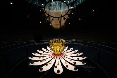 Equinox, 2021 (akryyli, sähköpiiri, hydrauliikka, lakka, moottori, maali, kierrätyshartsi, teräs) tekijältä Mat Collishaw