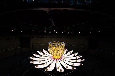 Equinox, 2021 (akryyli, sähköpiiri, hydrauliikka, lakka, moottori, maali, kierrätyshartsi, teräs) tekijältä Mat Collishaw