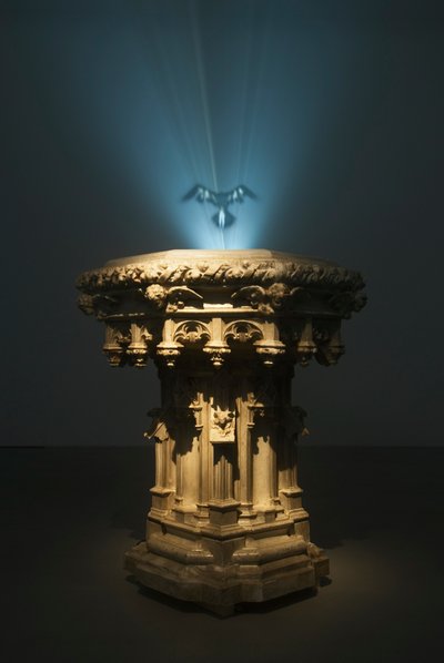 Ganymede, 2007 (Teräs, hartsi, savukone, neste, poistopuhallin, videoprojektori ja DVD-soitin) tekijältä Mat Collishaw
