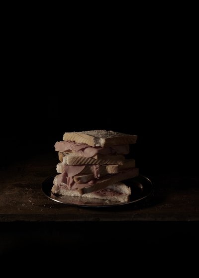Viimeinen ateria kuolemansellissä, Texas; Bernard Amos, 2011 (C-tyyppikuva) tekijältä Mat Collishaw
