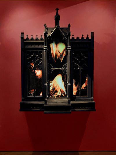 Performance, 2010 (Puu, teräs, valvontapeili, LCD-näytöt ja kiintolevy) tekijältä Mat Collishaw
