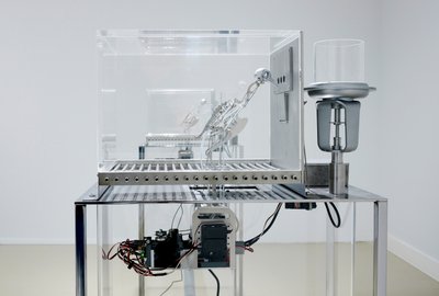 The Machine Zone, 2019 (teräs, alumiini, servomoottorit) tekijältä Mat Collishaw